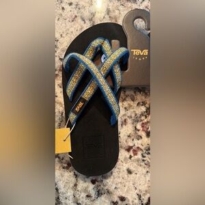 NWT Teva flipflops. Size 13 girls.